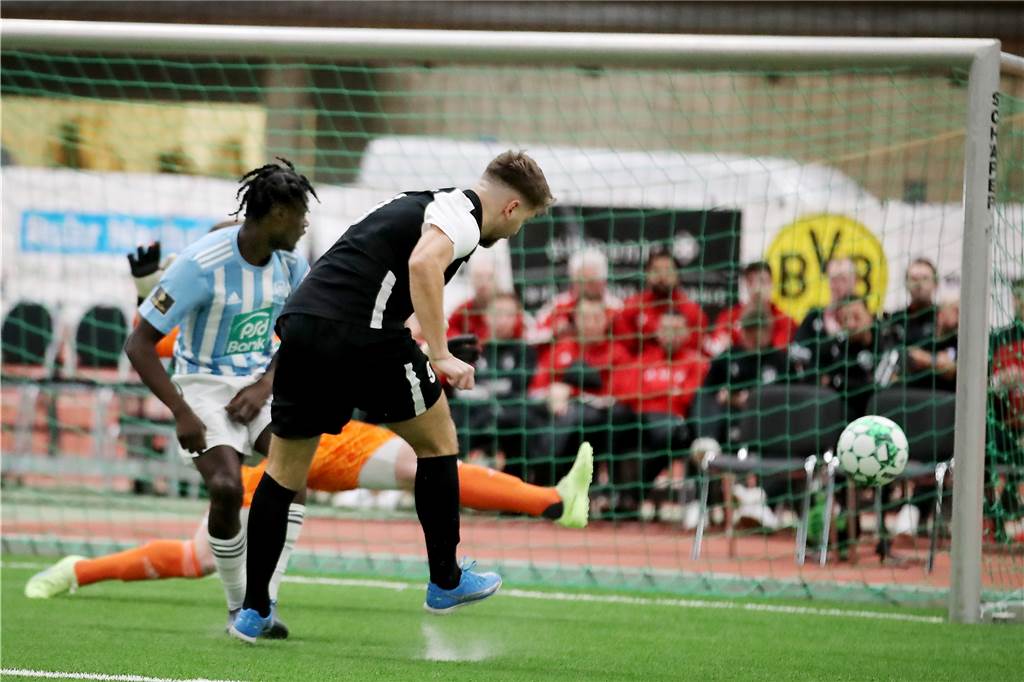 37. Dortmunder Hallenfußball-Stadtmeisterschaft, Endrunde Freitag,Spiel 2, 16.55 Uhr: ASC 09 Dortmund (hellblau-weiss) - TuS Hannibal (schwarz),Aufnahmeort: Dortmund, Helmut-Körnig-Halle, Strobelallee 40,Aufnahmedatum: 13.01.2023,Copyright / Urheber Foto: Nils Foltynowicz, Dortmund Persönlich haftender EinzelunternehmerUSt-IdNr.: DE184104910E-Mail: folty@mailbox.org; fotos@folty.deWeb: www.folty.deTwitter: @FoltyFotoTel.: +49 (151) - 41 61 5000Veröffentlichung honorarpflichtig zzgl. 7 % Mehrwertsteuer.