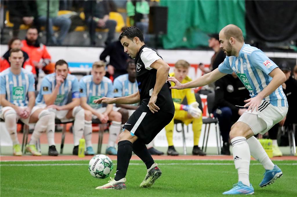 37. Dortmunder Hallenfußball-Stadtmeisterschaft, Endrunde Freitag,Spiel 2, 16.55 Uhr: ASC 09 Dortmund (hellblau-weiss) - TuS Hannibal (schwarz),Aufnahmeort: Dortmund, Helmut-Körnig-Halle, Strobelallee 40,Aufnahmedatum: 13.01.2023,Copyright / Urheber Foto: Nils Foltynowicz, Dortmund Persönlich haftender EinzelunternehmerUSt-IdNr.: DE184104910E-Mail: folty@mailbox.org; fotos@folty.deWeb: www.folty.deTwitter: @FoltyFotoTel.: +49 (151) - 41 61 5000Veröffentlichung honorarpflichtig zzgl. 7 % Mehrwertsteuer.