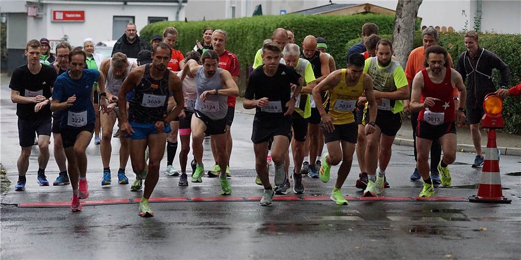 Viele Fotos: Fröndenberger Heimsieg beim regnerischen 37. Lauf durch den Warmer Löhn 37. Lauf durch den Warmer Löhn: Startschuss des 10-Kilometer-Laufs. In der Mitte startet der spätere Sieger Niklas Röttger vom SV Bausenhagen (Nr. 3084), rechts neben ihm der spätere Zweite Andreas Schewalje (TuS Breckerfeld, Nr. 3089) und links neben ihm der spätere Dritte Philipp Henseleit (MC Menden, Nr. 3035).