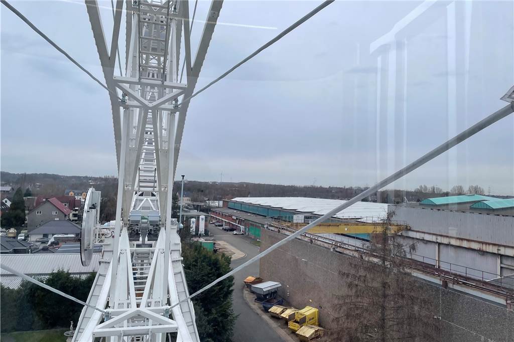 Marlon Küchenmeister (22) testet sein Riesenrad in Dortmunder Wohngebiet 38 Meter hoch ist das Riesenrad an seinem höchsten Punkt.