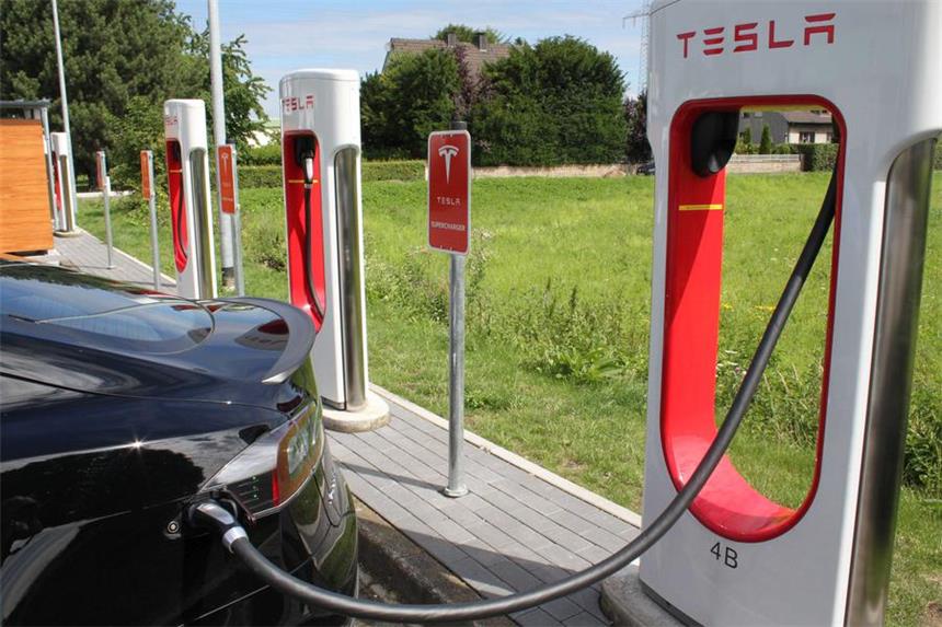 Auf der Suche nach den Stromtankstellen 380 Kilometer Reichweite in einer halben Stunde: Laden eines Tesla Model S an der Schnellladestation am Kamener Kreuz.