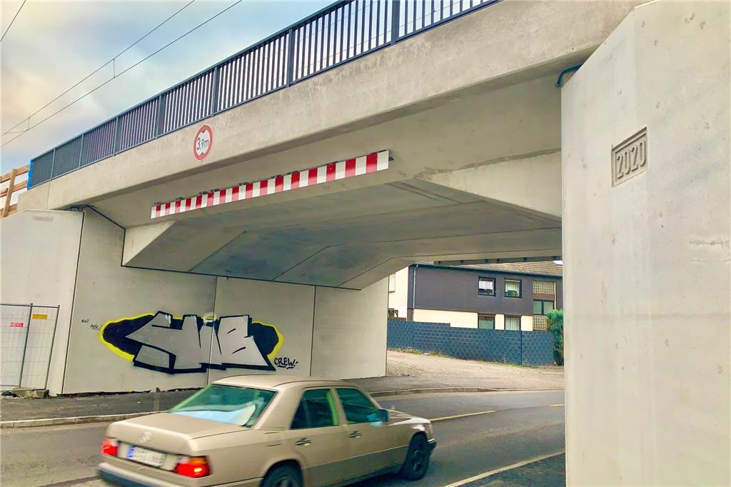 Wird diese Straße im Dortmunder Süden die neue B1 für Lkw? 3,90 Meter Höhe hat die Unterführung schon, 4,20 Meter sollen es werden.
