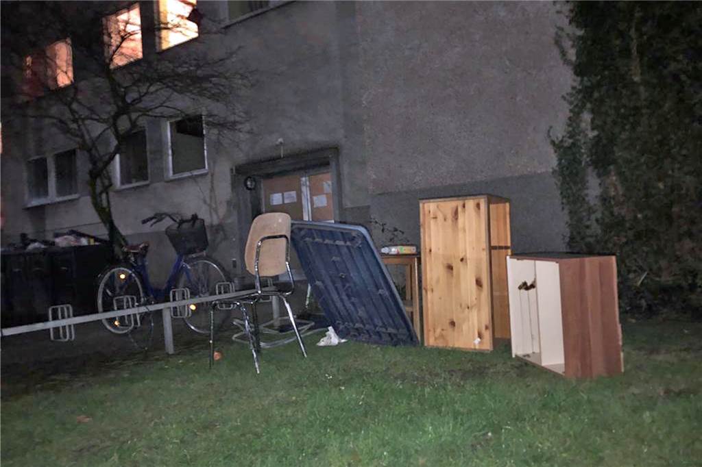 Corona-Ausbruch in Werne: Kreis Unna stellt Haus mit 40 Personen unter Quarantäne 40 Personen stehen nun unter Quarantäne. 13 Tests sind bisher positiv ausgefallen.