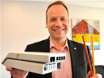40 Prozent der Raesfelder und Erler Haushalte will Mirko Tanjsek, Projektleiter Deutsche Glasfaser, überzeugen, sich eine Glasfaser-Leitung für schnelles Internet ins Haus legen zu lassen. Bis zu einem Gigabit pro Sekunde ist das Modem ausgelegt. 100 bis 200 Megabit werden zunächst angeboten.