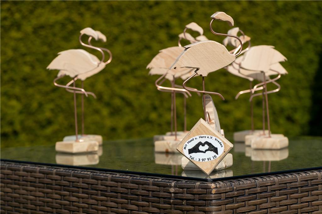 Kleine Holz-Flamingos aus Vreden sollen kranke Kinder aufmuntern 40 solcher kleinen Flamingos haben vier Aktive des Vereins „Mit Hand und Herz" hergestellt. Weitere sollen folgen.