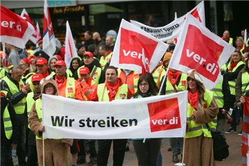 400 bis 500 Beschäftigte aus ganz NRW nahmen an einer Streik-Kundgebung an der Katharinenstraße in Dortmund teil. Daran an schloss sich ein Demo-Zug durch die Innenstadt. 