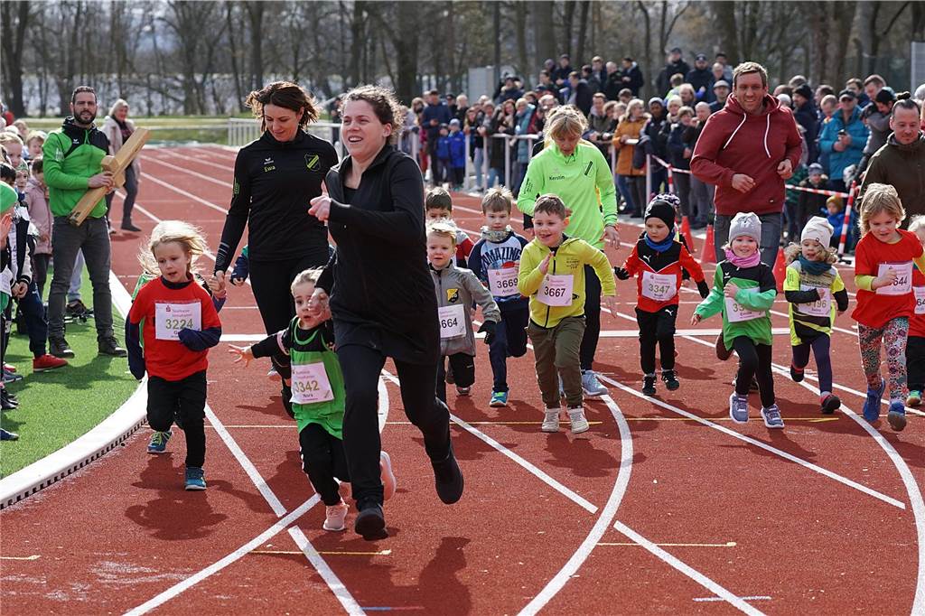 400 m Lauf U6 w/m: Die Mutter der Starterin 3342 (in Grün) war wohl zu ergeizig und passte ihr Renntempo nicht dem Können ihrer Tochter an, denn kurz darauf stürzte das Mädchen und die Mutter lief einfach mit dem gestürtzten Kind an der Hand ein paar Meter weiter