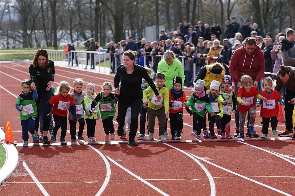400 m Lauf U6 w/m: Sah schon nach Frühstart aus der Starterin 3342 (Fünfte v. links) mit ihrer Mutter