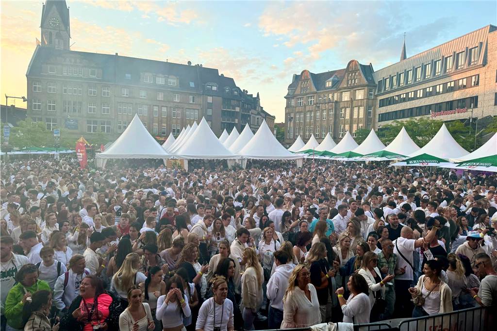 4000 Besucher auf dem Marktplatz bei der Eröffnung von Castrop kocht über