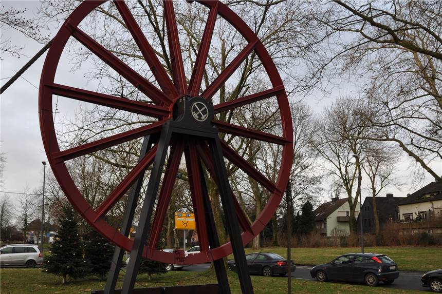 42 buntbemalte Holzeier sollen an Ostern den Ickerner Knoten zu einem riesigen Osterkörbchen machen.