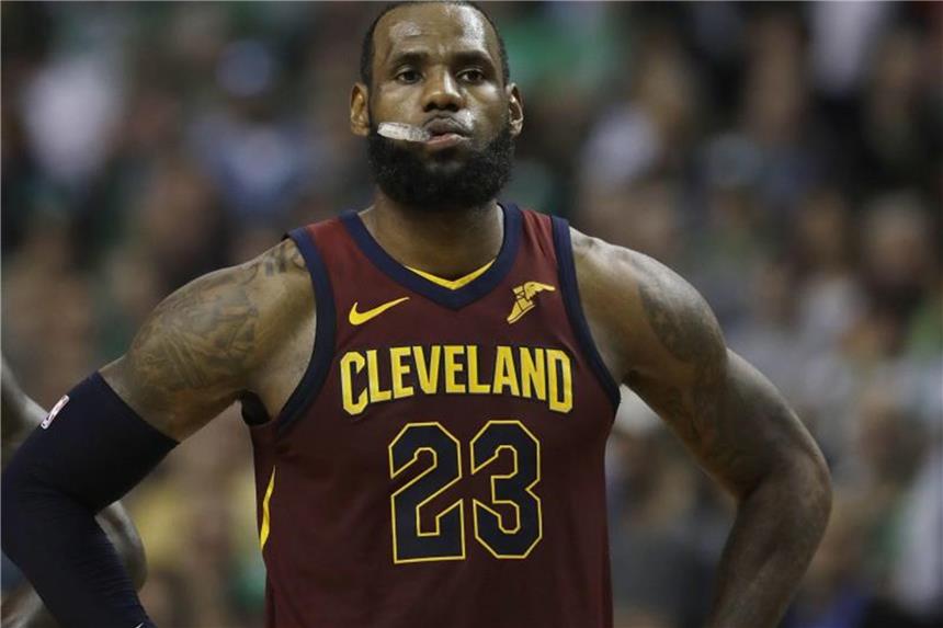 James und „Cavs“ verlieren zweites Playoff-Spiel in Boston 42 Punkte, zwölf Assists und zehn Rebounds von Cleveland-Star LeBron James reichten nicht zum Sieg. Foto: Charles Krupa/AP