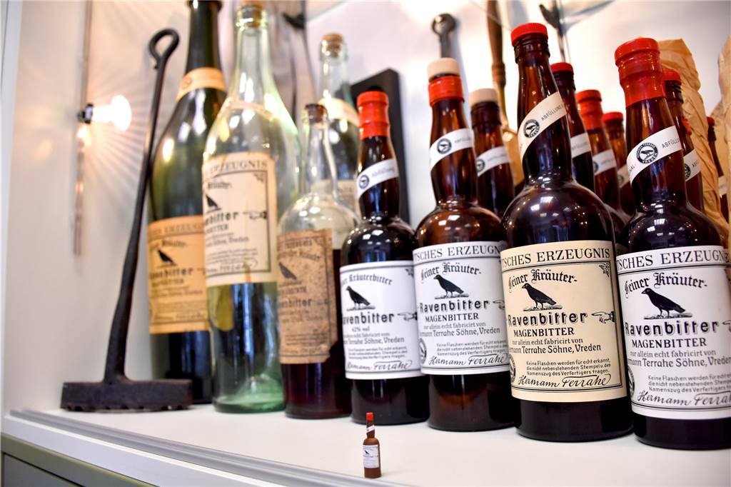 Klaus und Christoph Hellenthal retten den Ravenbitter vor dem Vergessen 42 Volumenprozent Alkohol stecken hinter dem Ravenbitter. Heute wird er auch mit verschiedenen anderen Getränken gemischt getrunken.