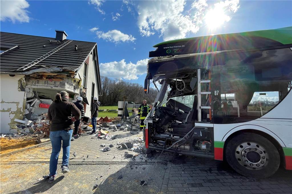 Spektakuläre Bilder von der Karlstraße: Bergung nach Busunglück von Castrop-Rauxel