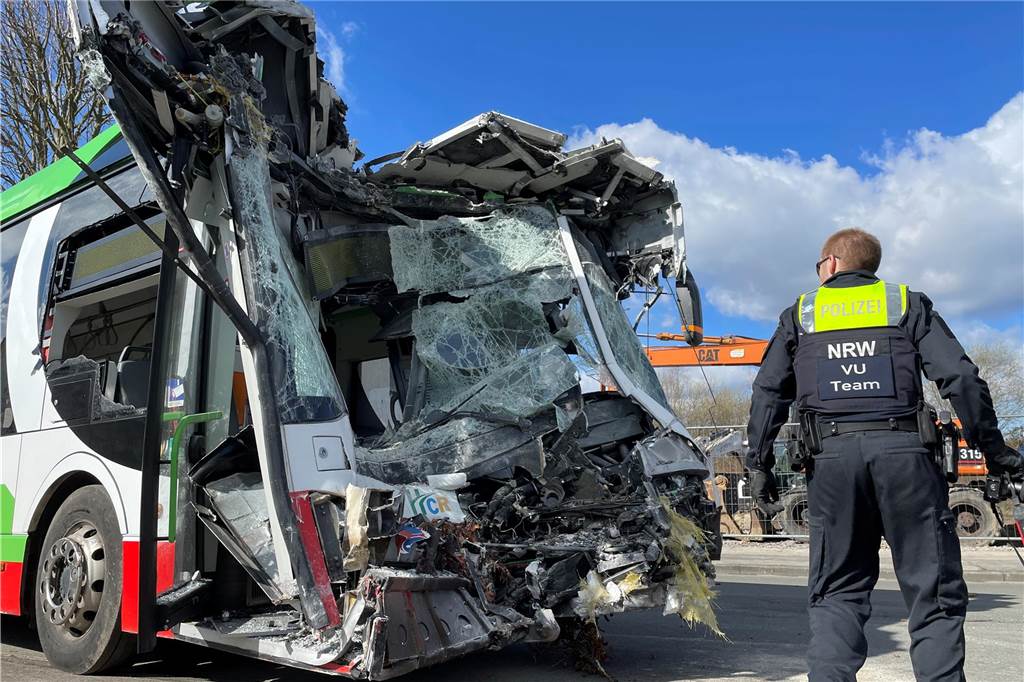 Spektakuläre Bilder von der Karlstraße: Bergung nach Busunglück von Castrop-Rauxel