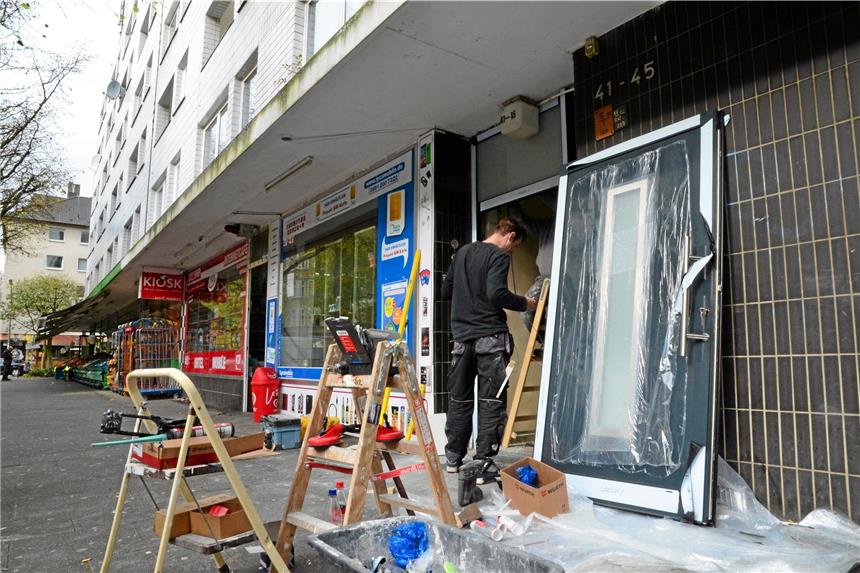 Mieter-Ärger führt zu Handgemenge mit Hausmeister 45 Parteien wohnen an der Feldherrnstraße 41-45, wo es jetzt zum wiederholten Mal eine neue Haustür gibt.Schnitzler