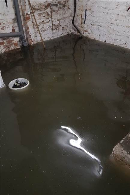 Fäkalien fluten Keller, weil ein Kanal verstopft ist: Wer trägt jetzt die Verantwortung? 45 Zentimeter hoch stand das Abwasser im Keller von Marlies Siemon.