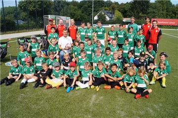 49 Kinder nahmen an der Fußballschule in Cappenberg teil, die GS Cappenberg zusammen mit der Fußballfabrik Ingo Anderbrügge organisiert hat. Ingo Anderbrügge (o.r., weißes Hemd) war selbst auch vor Ort.