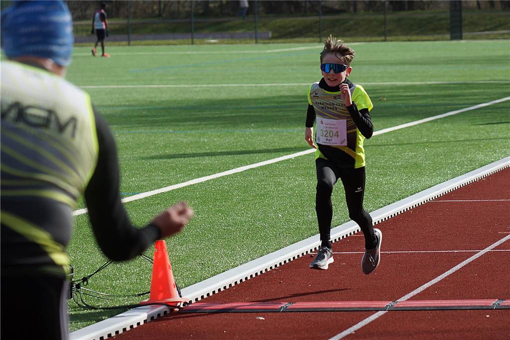 5 km-Lauf: Einer der jüngsten Teilnehmer Karl Schulte-Filthaut (MC Menden) fliegt quasi über die Ziellinie und wird 27.ter in 23:06 Min.