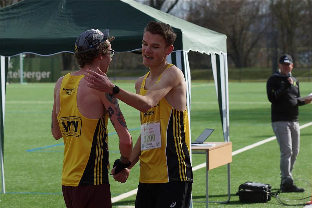5 km-Lauf Sieger Dirk Große und der Zweite Niklas Röttger (beide MC Menden) nach dem Zieleinlauf