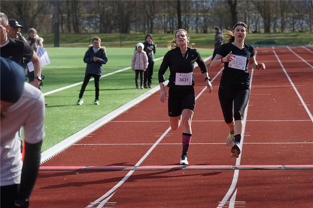 5 km-Lauf Sprintduell auf der Zielgerade mit Foto-Finish um Platz Zwei und Drei - Sarah Drees aus Unna (li.) verlor es gegen Isabel Hafenmeyer (TG Schwerte Westhofen), beide zeitgleich in 20:36 Min.