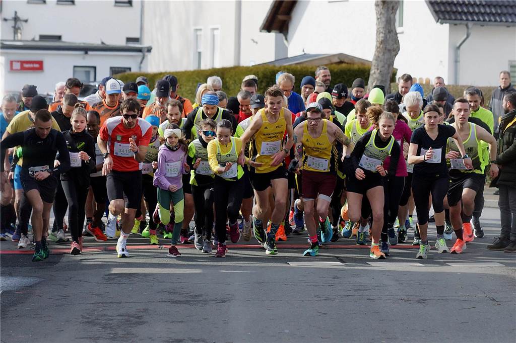 5 km-Lauf: Start, in Gelb mit Käppi der spätere Sieger Dirk Große (MC Menden - Nr. 3163), links daneben der spätere Zweite Niklas Röttger (MC Menden - Nr. 3200) und rechts daneben die spätere Siegerin Sarah Schäperklaus (MC Menden - Nr. 3201)