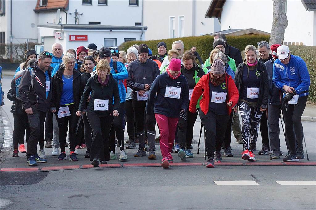 5 km-Walking: Start mit der späteren Siegerin bei den Frauen Monika Stute (Fröndenberg - Nr. 3638)