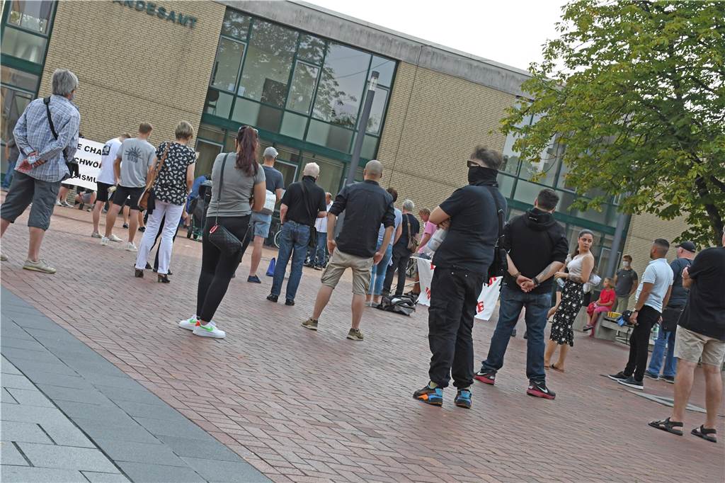 „Maske statt Aluhut“: 60 Menschen versammelten sich auf Lüner Marktplatz 50 bis 60 Menschen kamen zu der Kundgebung von Bündnis gegen rechts am Samstag auf dem Marktplatz in Lünen.