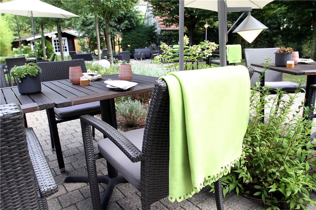 Diese Biergärten haben geöffnet: Wohlfühloasen, Kinder-Paradies und Strandkorb-Feeling Gartenterrasse des Hotels am Kloster