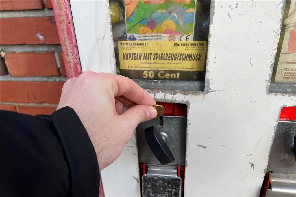 Automaten im Test: Sind die Kaugummis und Spielzeuge noch brauchbar? 50 Cent kostet ein kleines Spielzeug am Kaugummiautomaten an der Plettenbergstraße in Ahaus.