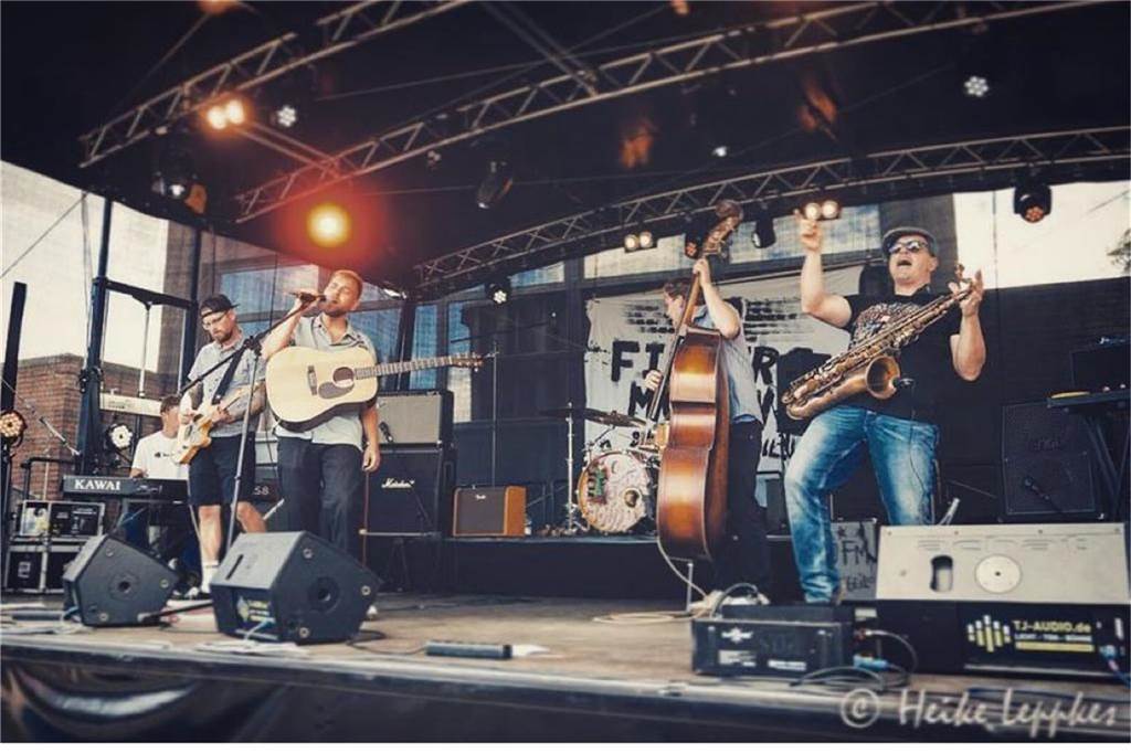 Bands aus Dorsten und Haltern sammeln in Schermbeck für Erdbebenopfer "50 Fingers Movin" spielen Blues und Rock'n Roll.