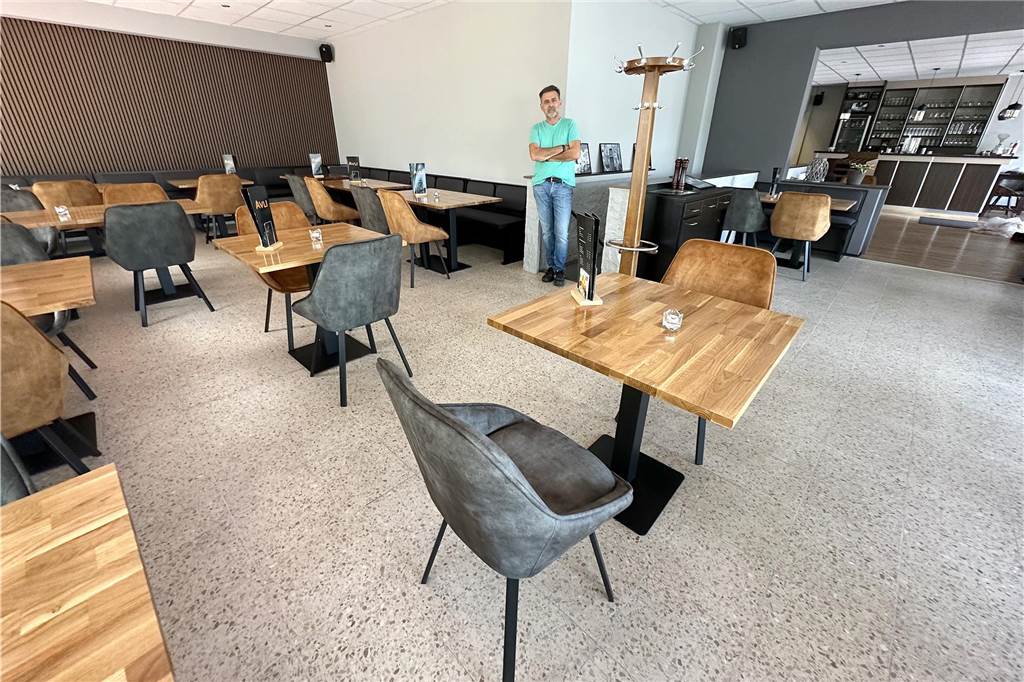 Neues griechisches Restaurant in Bork: Eröffnungstermin steht fest Ein Mann steht in einem Gastraum.