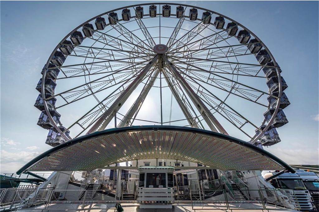 Dinner in 50 Metern Höhe: Riesenrad dreht sich elf Tage lang in Stadtlohn 50 Meter hoch, 36 Kabinen mit jeweils 5 Sitzplätzen an einem Tisch - das ist das Riesenrad, das in Stadtlohn aufgebaut werden wird.