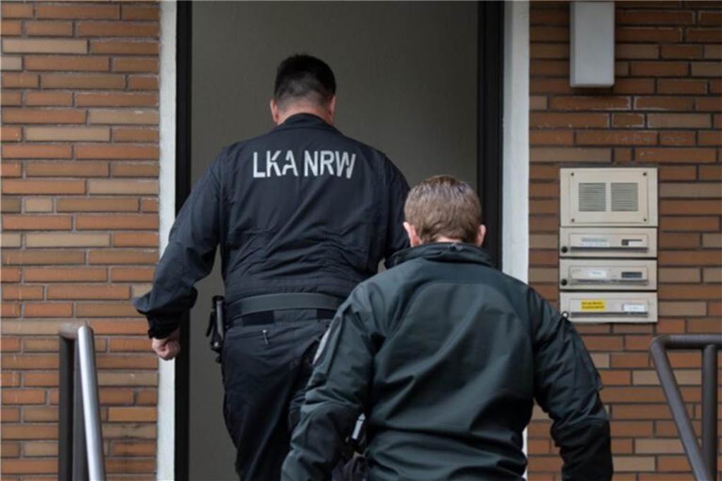 Noch keine Anklagen im vermeintlichen Gülle-Betrugsskandal Zwei LKA-Beamte gehen in ein Gebäude