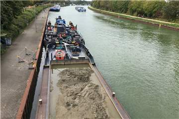 500 Tonnen Sand lagern auf der Schute.