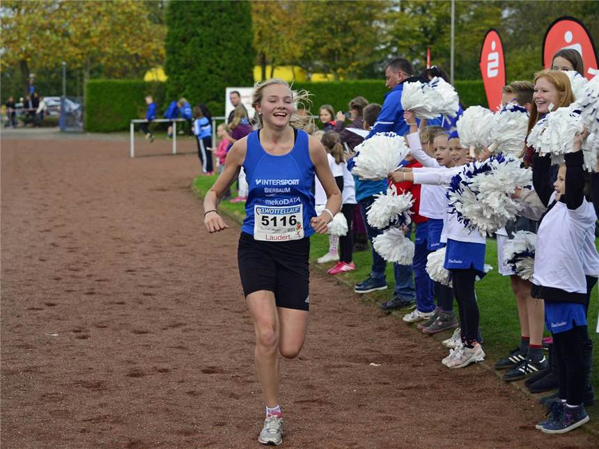 5000-Meter-Siegerin Pauline Meyer (TV Epe) stellte einen neuen Rekord auf.