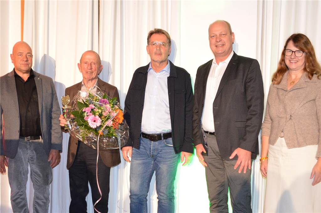 Ahauser Sportlerehrung : Engagement im Sport und für Vereine gewürdigt Heinz Wolterin im Kreis der Offiziellen