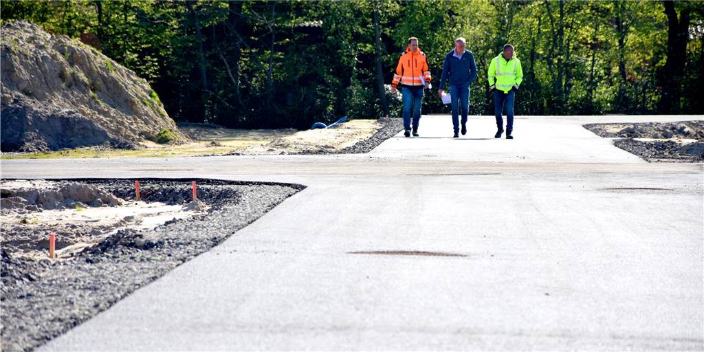 68 Familien wollen ein Grundstück am Deventer Weg in Alstätte haben 52 Baugrundstücke entstehen am Deventer Weg in Alstätte – hier ein Bild aus dem vergangenen April. Die Erschließung ist so gut wie abgeschlossen. Im Oktober könnten die ersten Baumaschinen anrücken. 68 Bewerber möchten eines der 25 städtischen Grundstücke für ihr Traumhaus haben.