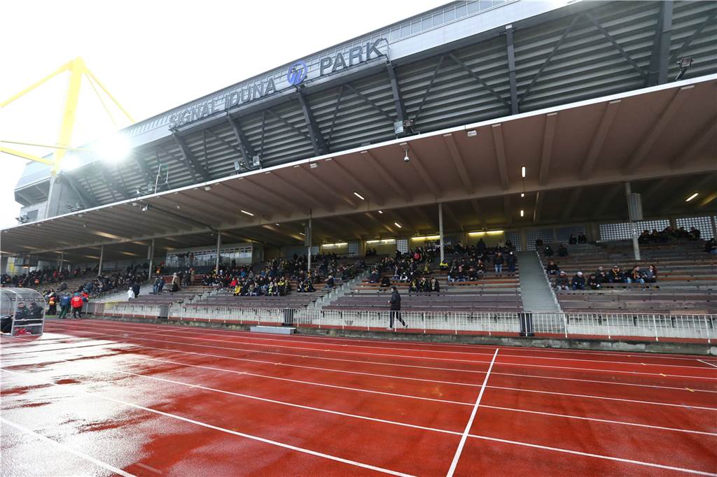 BVB: Zwickau-Fans stürmen den Gästeblock im Stadion Rote Erde – Verletzte und Strafanzeigen 529 Zuschauer besuchten am Samstag das Drittliga-Spiel zwischen der Dortmunder U23 und dem FSV Zwickau.