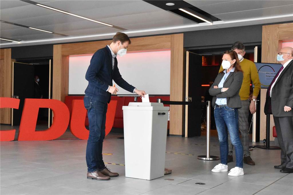 Delegierte wählen Jens Spahn (40) eindeutig, aber nicht einstimmig 53 stimmberechtigte CDU-Delegierte gaben ihre Stimme ab.