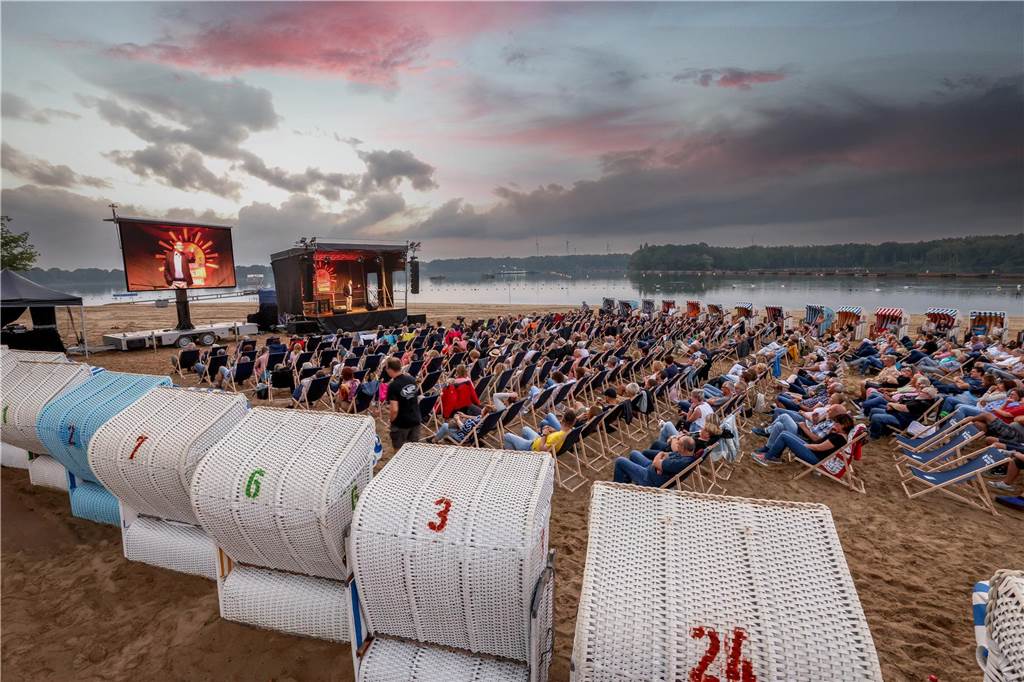 Johann König kommt: Comedy-Festival am Strand wird fortgesetzt 550 Gäste genossen die einmalige Atmosphäre beim Strand-Comedy-Festival in Strandkörben und Liegestühlen.
