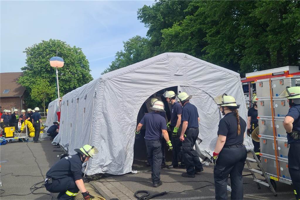 Feuerwehr testet für EM-Ernstfall: Große Übung auf Westfalia-Campus 60 Einsatzkräfte aus sechs Orten waren bei der Übung im Einsatz.