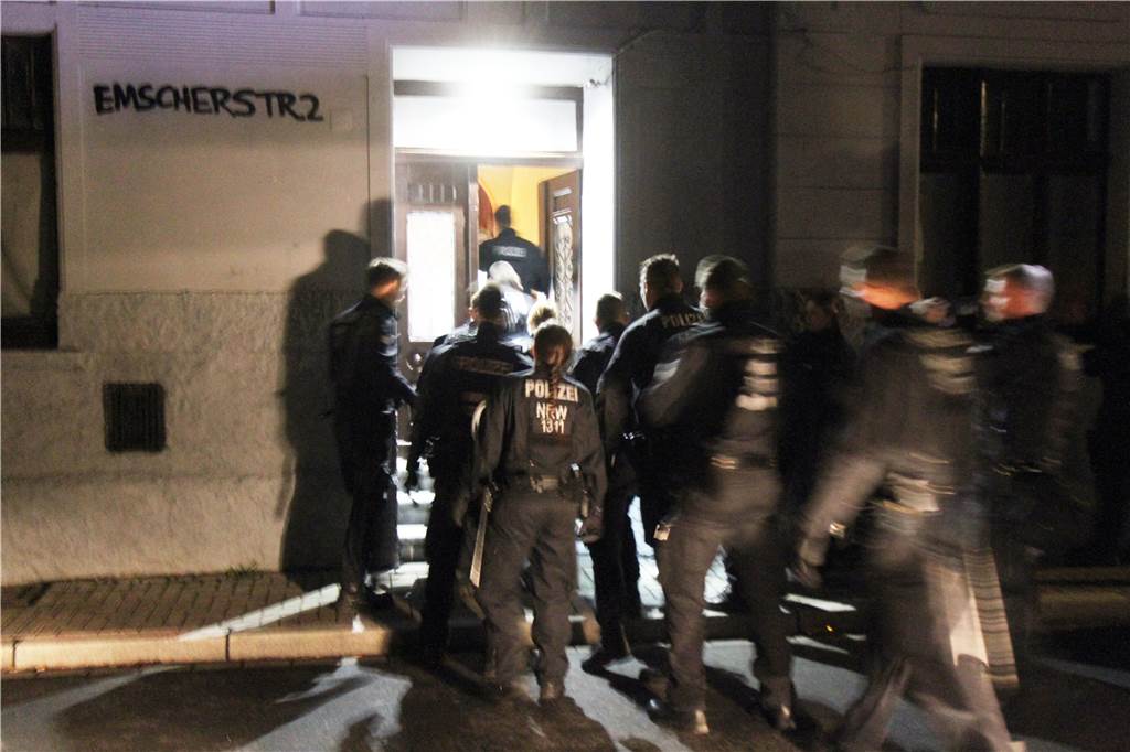 Razzia in Dorstfeld: Polizei vollstreckt Haftbefehl gegen Neonazi 6.12 Uhr am Donnerstagmorgen: Polizisten dringen in das Haus an der Emscherstraße 2 ein. Sie werden den Neonazis Steven F. festnehmen und dessen Wohnung durchsuchen.