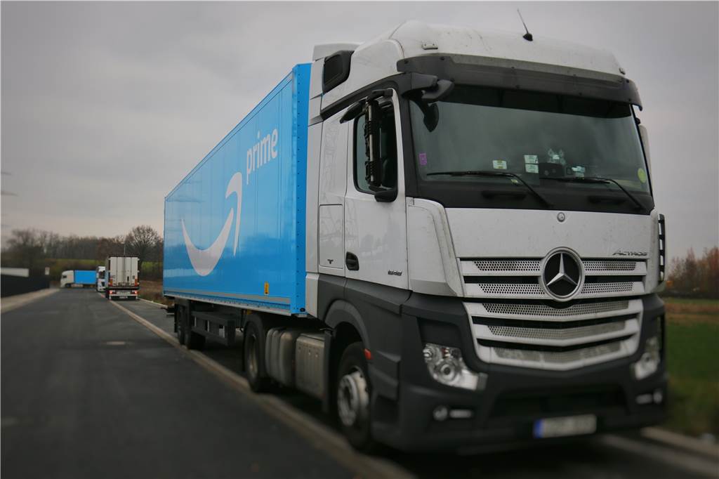 Von der Bestellung bis zur Auslieferung - So ist der Weg des Pakets bei Amazon 631 Lastwagen haben sich alleine in einer Woche von Werne aus auf den Weg gemacht.