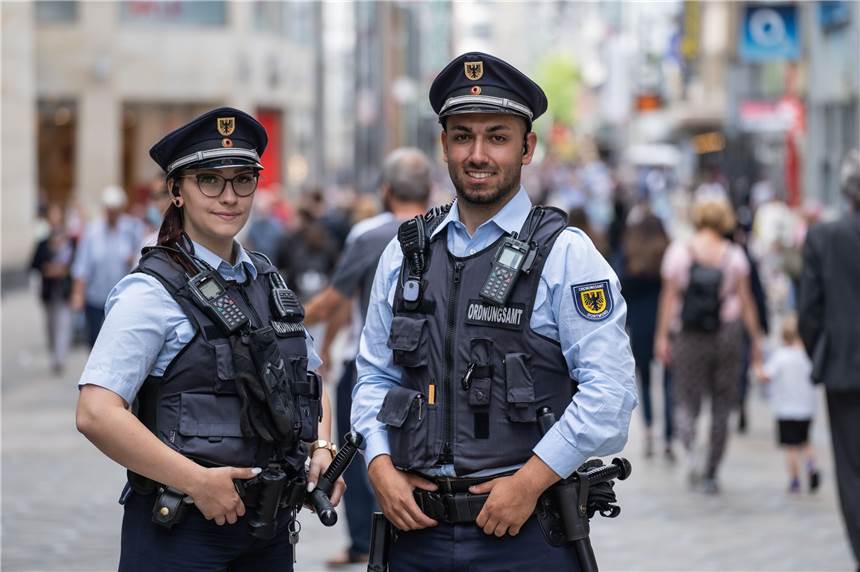 Neue Mitarbeiter verstärken den kommunalen Ordnungsdienst in Dortmund 64 Einsatzkräfte sind im Streifendienst des kommunalen Ordnungsdienstes tätig. Sie kontrollieren auch die Corona-Regeln wie Abstände und Maskenpflicht.