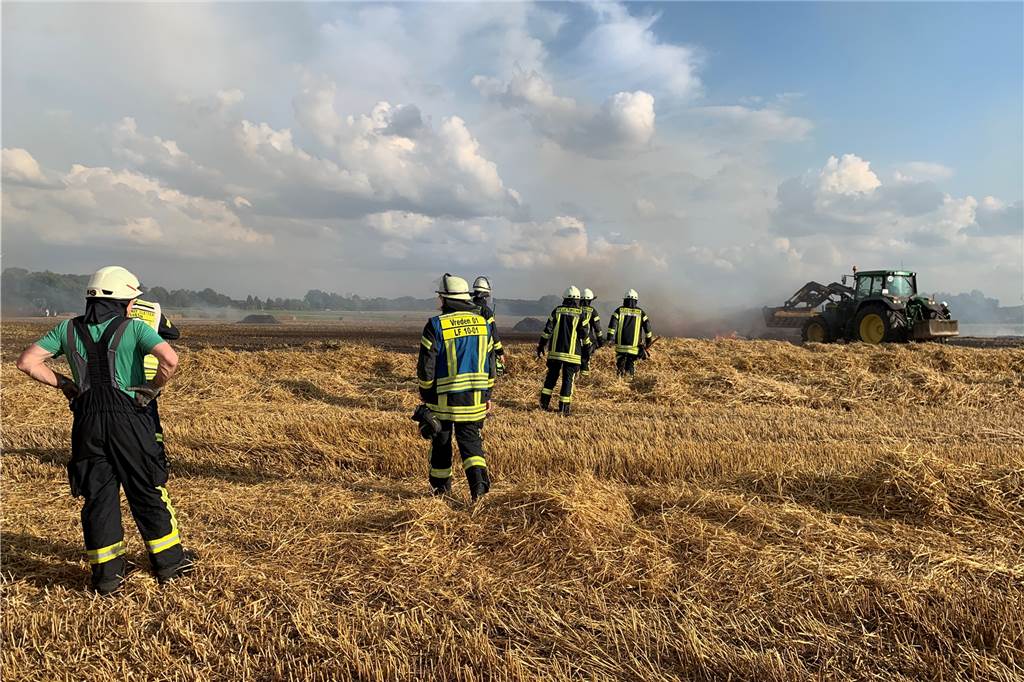 Strohernte löst Flächenbrand aus: Großeinsatz für Feuerwehr und Landwirte 65 Leute waren im Einsatz, nachdem ein Feuer auf einem Getreideacker sich - auch wegen des Windes - zu einem Flächenbrand ausgebreitet hatte.