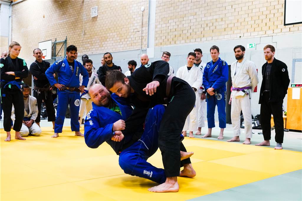 Von Tanz bis Kampf: VFL Ahaus sorgt zum 130-Jährigen für viel Bewegung 65 Mitglieder hat derzeit die Brasilian JiuJitsu Abteilung. Mit befreundeten Sportlern aus anderen Vereinen, zeigten die Kampfsportler in der Halle bei einer gemeinsamen Trainingseinheit ihr Können.