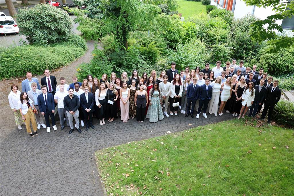 65 Schülerinnen und Schüler der drei Berufskollegs in Unna-Königsborn haben am Freitag, 28. Juni, ihre Abiturzeugnisse erhalten.