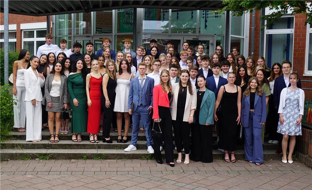65 Schülerinnen und Schüler des Clara-Schumann-Gymnasiums feiern ihr Abitur