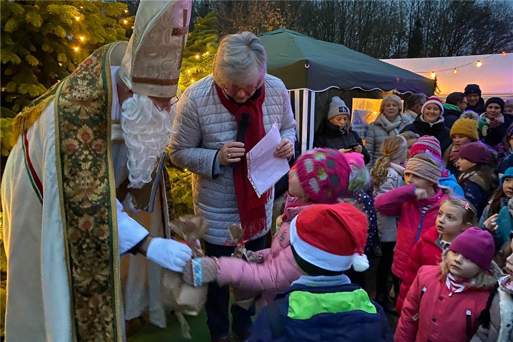 65 vorbestellte Tüten verteilte der Nikolaus an die Kinder. „So viel hatten wir noch nie", sagt Schützen-Vorsitzender Egbert Ortmann.