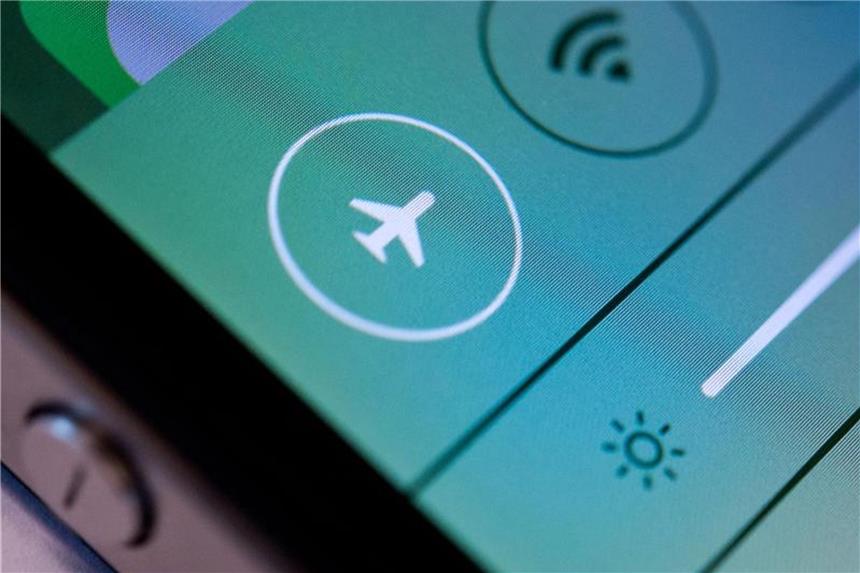 Mehrheit will im Flugzeug keine Telefongespräche 69 Prozent der Flugreisenden will nicht permanent erreichbar sein - das Telefonierverbot im Flugzeug finden sie daher okay. Foto: Franziska Gabbert
